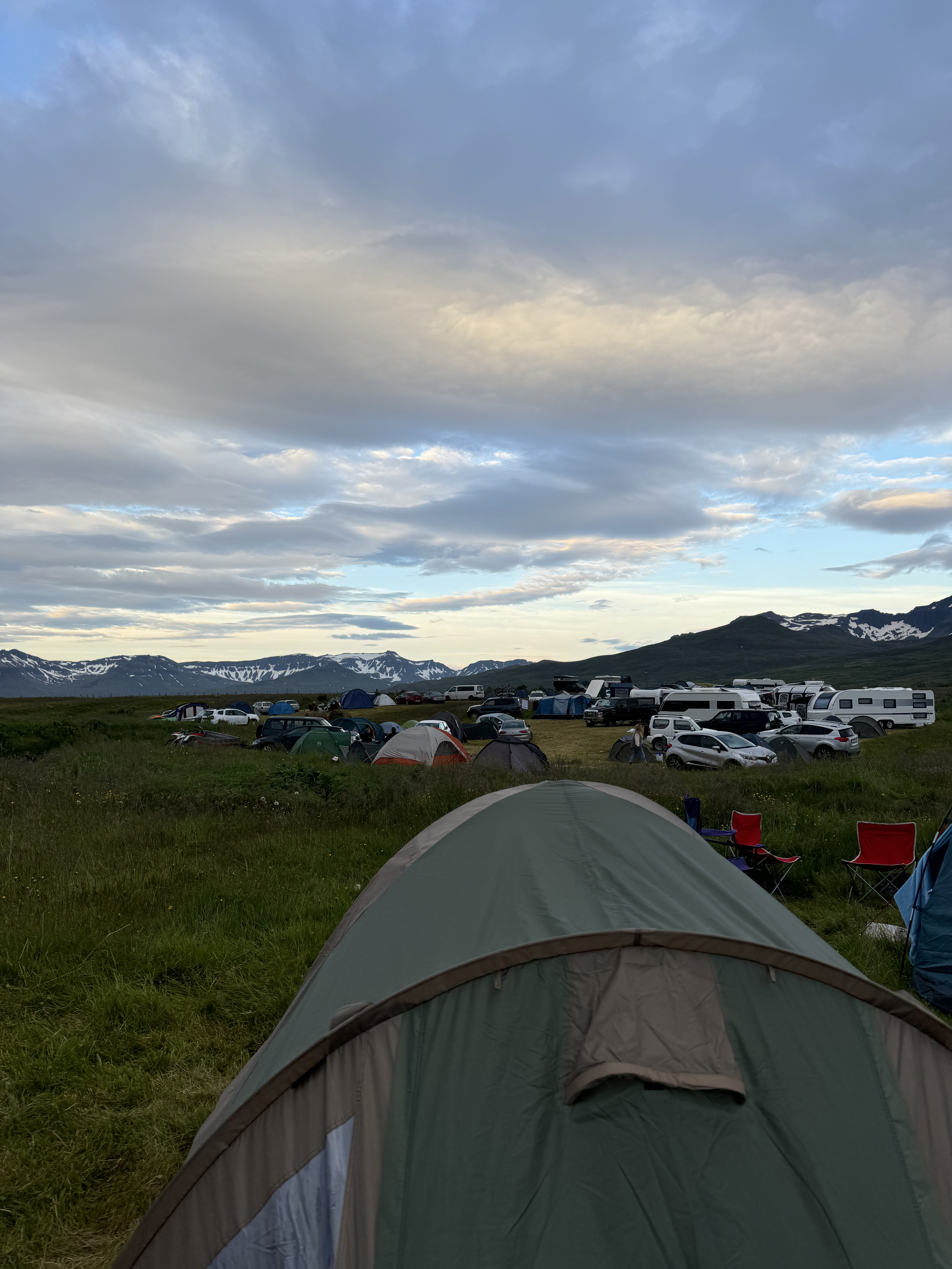 Tjaldstæði á Íslandi um verslunarmannahelgina, tjöld, hjólhýsi og fjallasýn